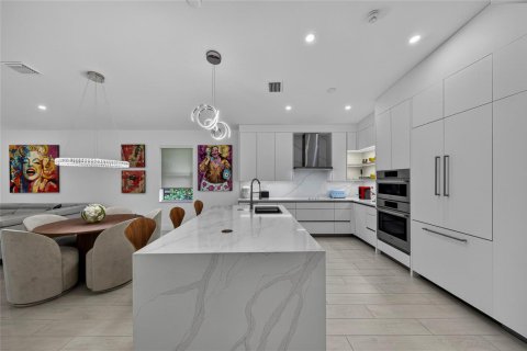 House in Wilton Manors, Florida 3 bedrooms, 188.59 sq.m. № 2187126 - photo 8
