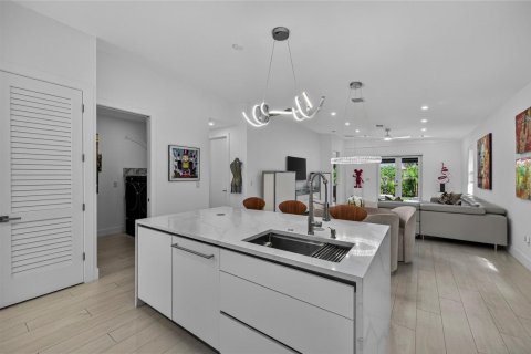 House in Wilton Manors, Florida 3 bedrooms, 188.59 sq.m. № 2187126 - photo 5