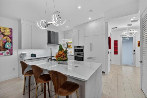 House in Wilton Manors, Florida 3 bedrooms, 188.59 sq.m. № 2187126 - photo 2