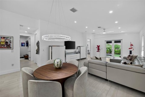 House in Wilton Manors, Florida 3 bedrooms, 188.59 sq.m. № 2187126 - photo 9