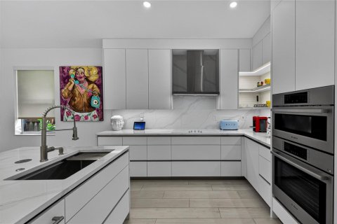 House in Wilton Manors, Florida 3 bedrooms, 188.59 sq.m. № 2187126 - photo 7