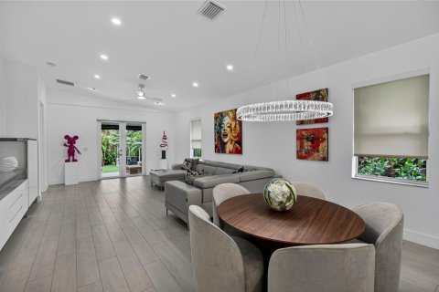 House in Wilton Manors, Florida 3 bedrooms, 188.59 sq.m. № 2187126 - photo 10