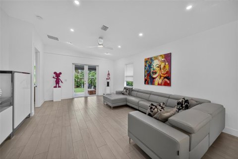 House in Wilton Manors, Florida 3 bedrooms, 188.59 sq.m. № 2187126 - photo 13