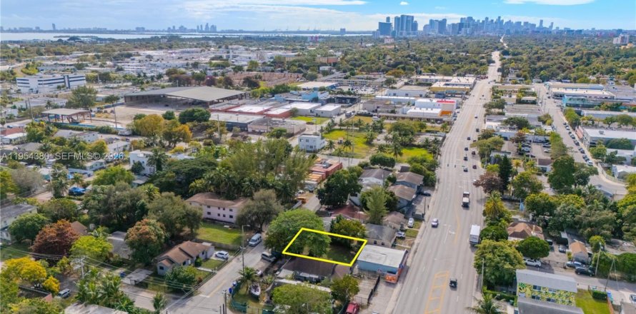 Commercial property in Miami, Florida № 2009127