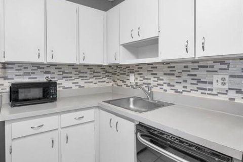 Condo in Palm Harbor, Florida, 1 bedroom  № 1839907 - photo 12