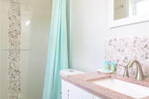 House in Oakland Park, Florida 3 bedrooms, 154.59 sq.m. № 1984933 - photo 6