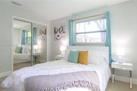 House in Oakland Park, Florida 3 bedrooms, 154.59 sq.m. № 1984933 - photo 14