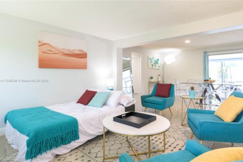 House in Oakland Park, Florida 3 bedrooms, 154.59 sq.m. № 1984933 - photo 15