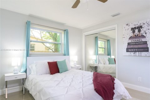 House in Oakland Park, Florida 3 bedrooms, 154.59 sq.m. № 1984933 - photo 8