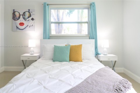 House in Oakland Park, Florida 3 bedrooms, 154.59 sq.m. № 1984933 - photo 13