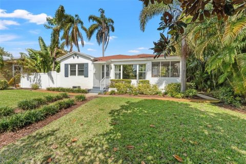 Commercial property in Saint Petersburg, Florida 4 bedrooms, 153.29 sq.m. № 1777562 - photo 1