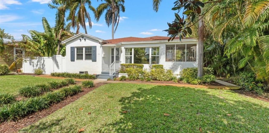 Commercial property in Saint Petersburg, Florida 4 bedrooms, 153.29 sq.m. № 1777562