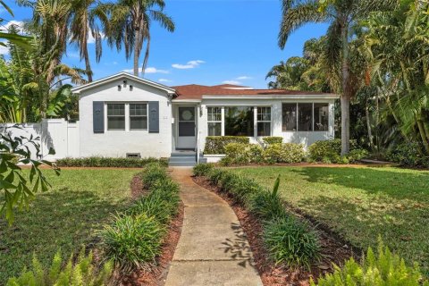 Commercial property in Saint Petersburg, Florida 4 bedrooms, 153.29 sq.m. № 1777562 - photo 2