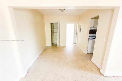 Commercial property in Miami Beach, Florida № 1979341 - photo 14