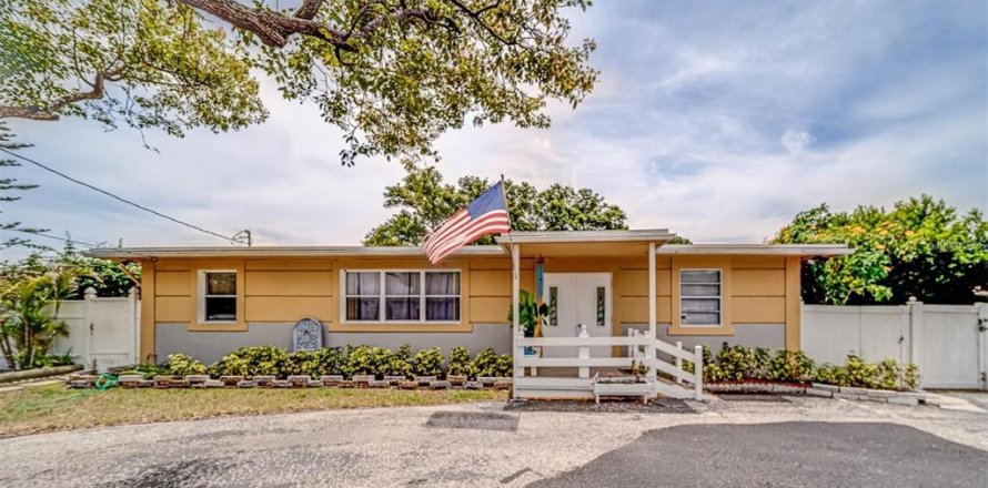 Commercial property in Clearwater, Florida 6 bedrooms, 315.03 sq.m. № 2429218