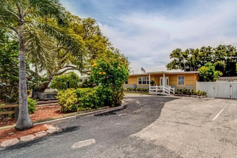 Commercial property in Clearwater, Florida 6 bedrooms, 315.03 sq.m. № 2429218 - photo 4