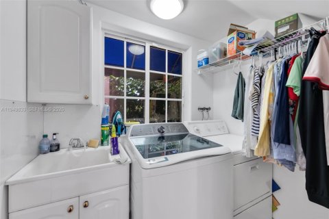 Купить виллу или дом в Корал-Гейблс, Флорида 5 спален, 340.77м2, № 2005568 - фото 27