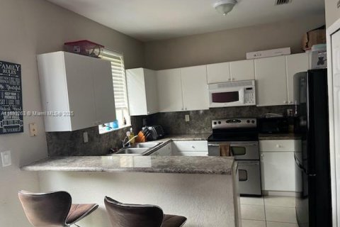 Touwnhouse à louer à Homestead, Floride: 3 chambres, 120.96 m2 № 1970652 - photo 2