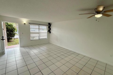 Copropriété à louer à Miami Gardens, Floride: 40.88 m2 № 2242895 - photo 2