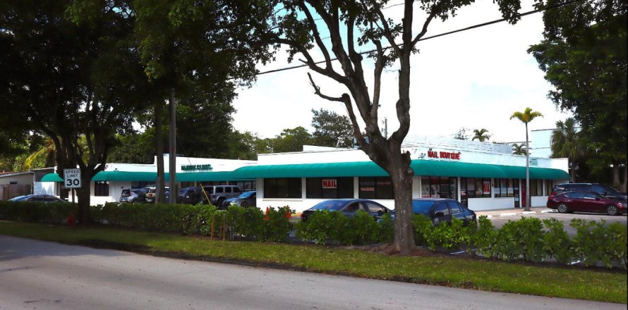 Commercial property in West Palm Beach, Florida № 2082163