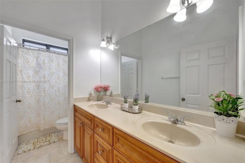 Купить виллу или дом в Майами, Флорида 5 спален, 257.99м2, № 1641346 - фото 28