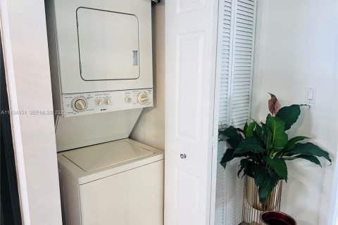 Condo in Miami, Florida, 1 bedroom  № 2052960 - photo 4