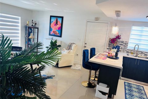 Condo in Miami, Florida, 1 bedroom  № 2052960 - photo 2