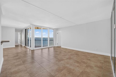 Купить кондоминиум в Сент-Питерсберг, Флорида 6 комнат, 122.63м2, № 2287480 - фото 3