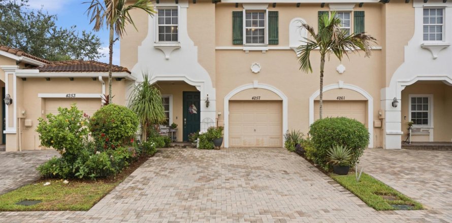 Touwnhouse à Stuart, Floride 3 chambres, 162.86 m2 № 2262622