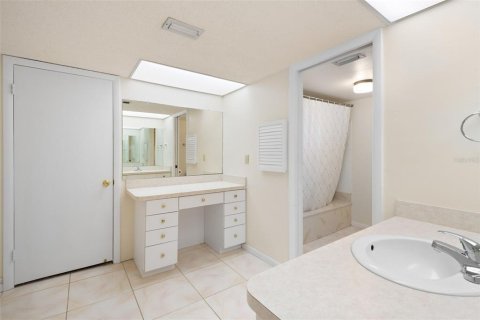 Condo in Largo, Florida, 3 bedrooms № 2120104 - photo 18