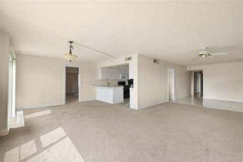 Condo in Largo, Florida, 3 bedrooms № 2120104 - photo 8