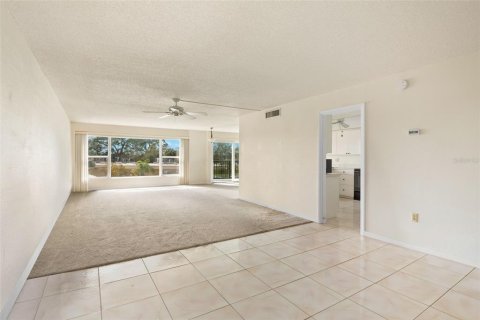 Condo in Largo, Florida, 3 bedrooms № 2120104 - photo 3