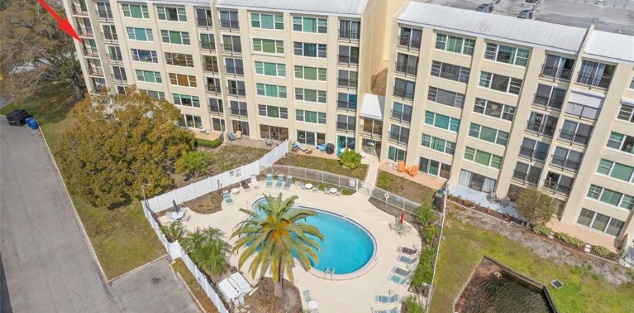 Condo in Largo, Florida, 3 bedrooms № 2120104