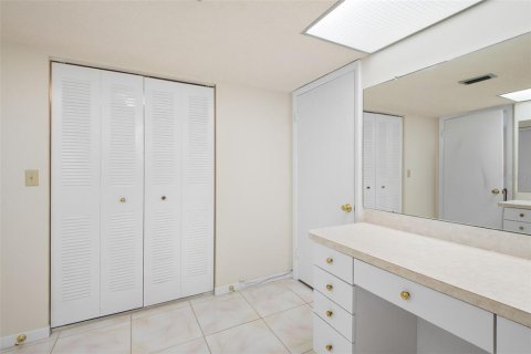Condo in Largo, Florida, 3 bedrooms № 2120104 - photo 17