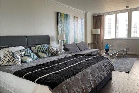 Condo in Sunny Isles Beach, Florida  № 2066088 - photo 11