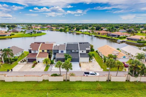 Villa ou maison à Lake Suzy, Floride 3 chambres, 224.27 m2 № 2358410