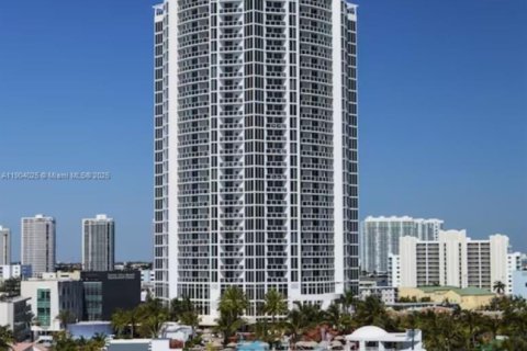 Condo in Sunny Isles Beach, Florida  № 1956050 - photo 1