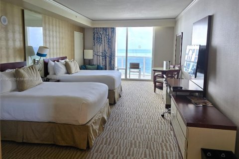 Condo in Sunny Isles Beach, Florida  № 1956050 - photo 2