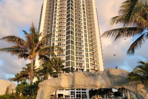 Condo in Sunny Isles Beach, Florida  № 1956050 - photo 11