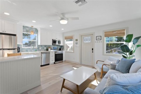 House in Indian Rocks Beach, Florida 1 bedroom, 50.54 sq.m. № 2211395 - photo 5