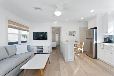 House in Indian Rocks Beach, Florida 1 bedroom, 50.54 sq.m. № 2211395 - photo 6