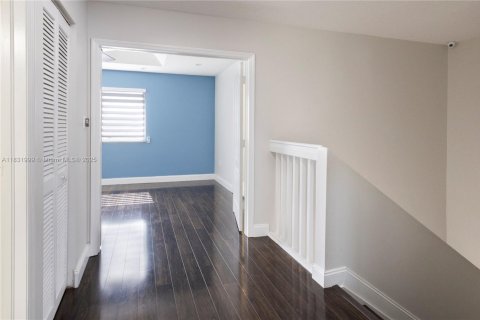 Casa en venta en Miami, Florida, 3 dormitorios, 150.87 m2 № 1809863 - foto 12