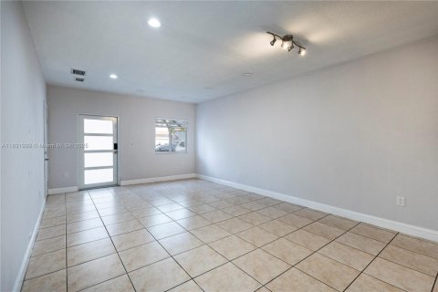 Casa en venta en Miami, Florida, 3 dormitorios, 150.87 m2 № 1809863 - foto 4