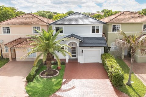 Casa en venta en Miami, Florida, 3 dormitorios, 150.87 m2 № 1809863 - foto 1