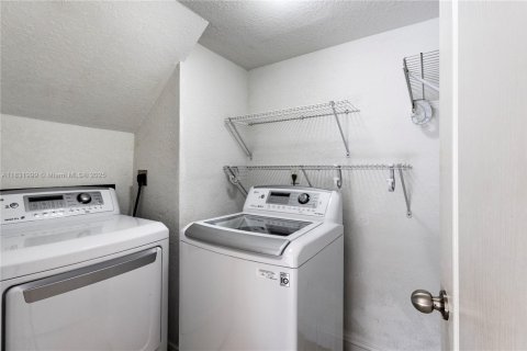 Casa en venta en Miami, Florida, 3 dormitorios, 150.87 m2 № 1809863 - foto 11