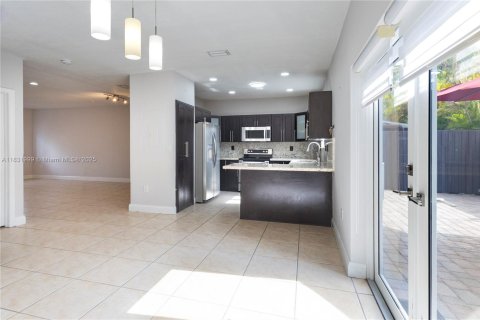 Casa en venta en Miami, Florida, 3 dormitorios, 150.87 m2 № 1809863 - foto 5