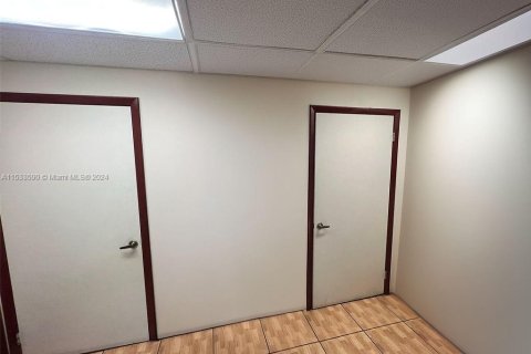 Купить коммерческую недвижимость в Майами, Флорида № 1985136 - фото 9