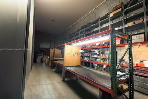 Купить коммерческую недвижимость в Майами, Флорида № 1985136 - фото 12