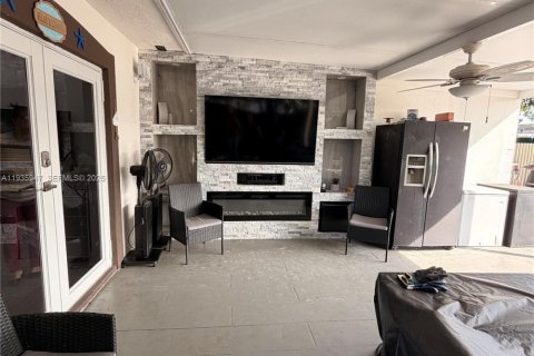 House in Miami, Florida 3 bedrooms, 144.93 sq.m. № 1994139 - photo 25