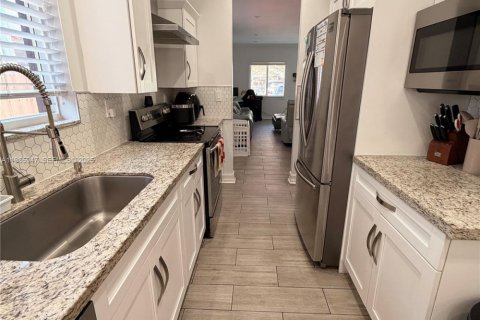 House in Miami, Florida 3 bedrooms, 144.93 sq.m. № 1994139 - photo 11